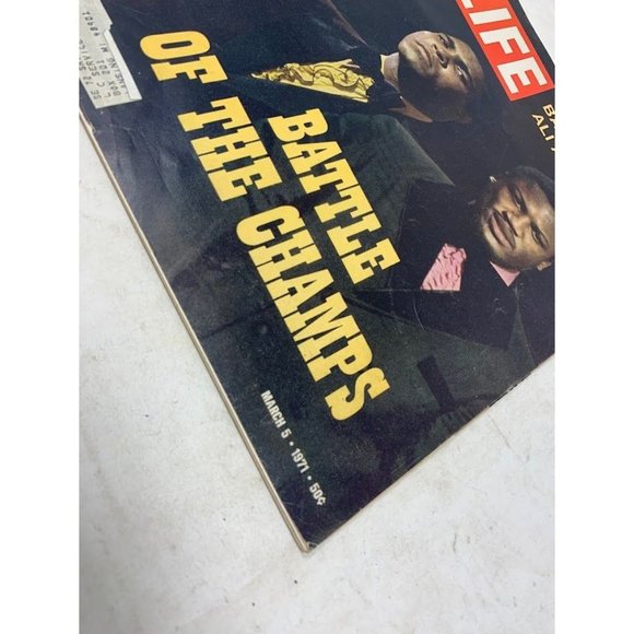 Vintage LIFE Magazine - Battle of the Champs - Backstage with Ali and Frazier - - Picture 2 of 16